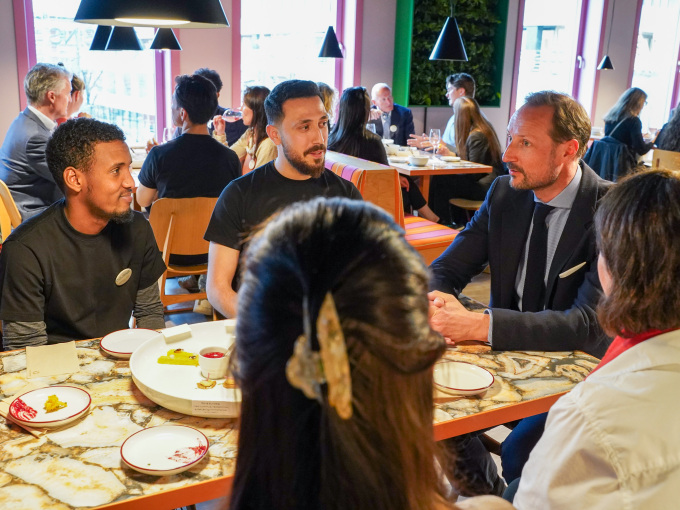 Kaféleder Rasheed Dodakh og Kronprins Haakon er med på å kåre favorittisen ved bordet under åpningen av Cousins kafé. Pistasj gikk av med seieren. Foto: Liv Anette Luane, Det kongelige hoff